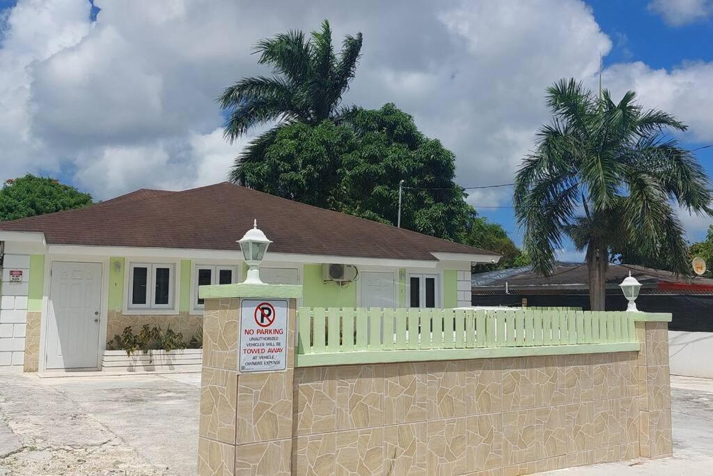 Budget & Basic In Local Neighborhood, 7Min Drive To Downtown Nassau Beach Paradise Apartamento Exterior foto