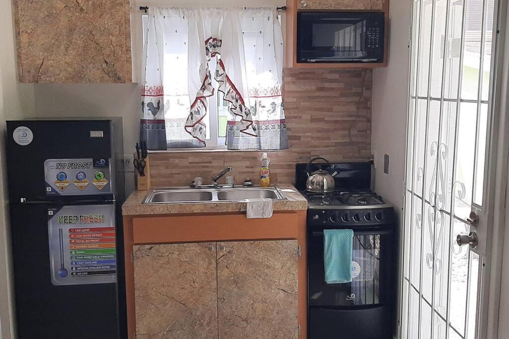 Budget & Basic In Local Neighborhood, 7Min Drive To Downtown Nassau Beach Paradise Apartamento Exterior foto